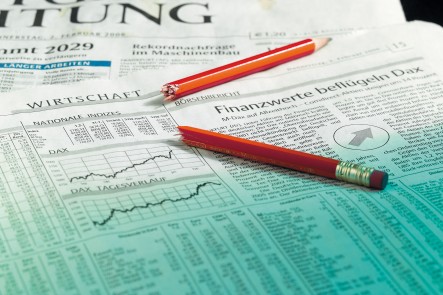 Wirtschaftsteil einer Tageszeitung mit Bleistift