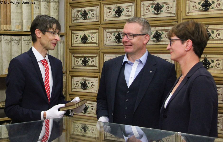 Freiberger Ratsarchiv erhält historisches Stammbuch eines Gymnasiasten