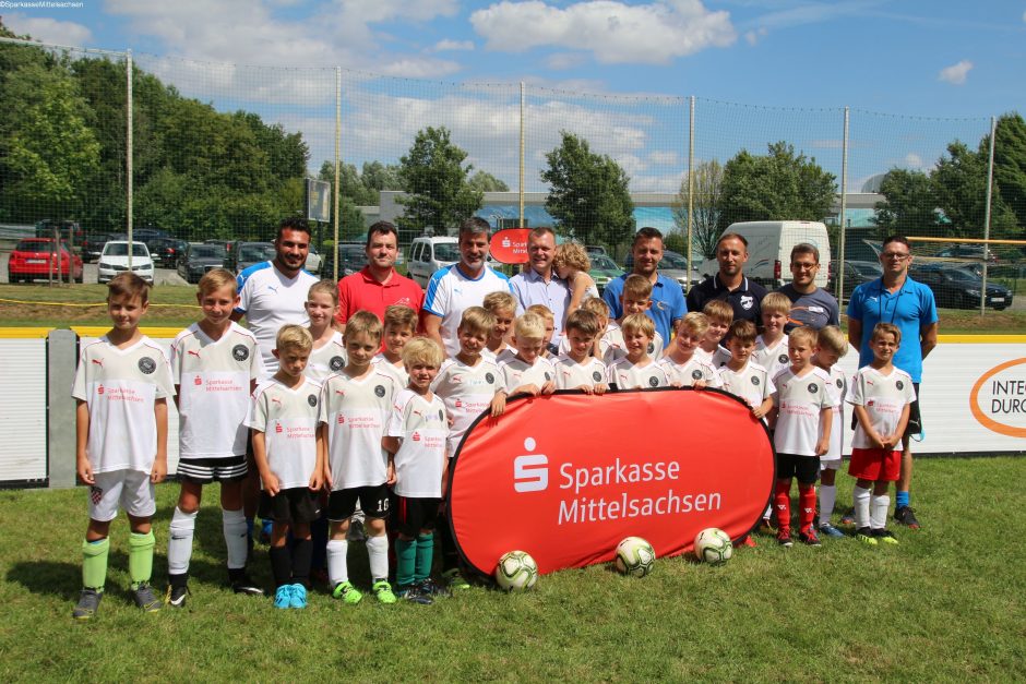 Champions-League-Sieger trainiert Nachwuchskicker beim SV Wacker 22 Auerswalde e. V.