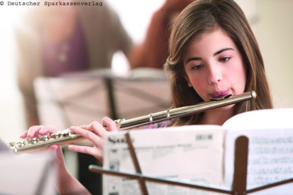 In der Adventszeit: Noten und Instrumente für junge Musiker