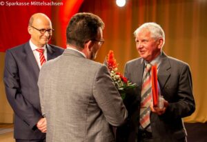 Dr. Wolfgang Richter (re.) erhält den Andreas-Möller-Geschichtspreis von Prof. Hans-Ferdinand Schramm, Vorstandsvorsitzender der Sparkasse Mittelsachsen (li.) und Holger Nerlich, Vorstandsmitglied der Sparkasse Mittelsachsen.