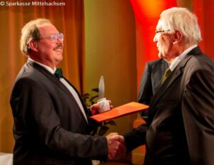 Jürgen Bellmann vom Altertumsverein Freiberg e. v. (re.) übergibt den Andreas-Möller-Geschichtspreis an Prof. Dr. Andreas Schulze