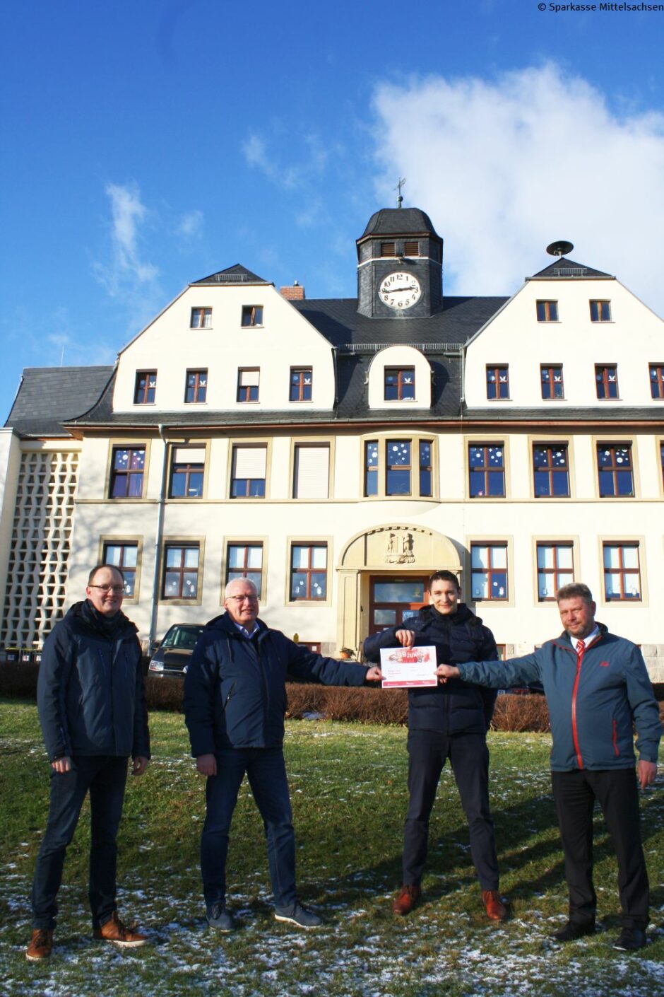Crowdfunding ermöglicht Sanierung der Schulturmuhr Köthensdorf: Danke an alle Unterstützer