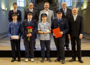 Jugend der Eisenbahnfreunde Chemnitztal e.V. (v.), v.l. Dirk Helbig und Prof. Hans-Ferdinand Schramm (Sparkasse Mittelsachsen), Landrat Sven Krüger u. Jürgen Bellmann (Altertumsverein)