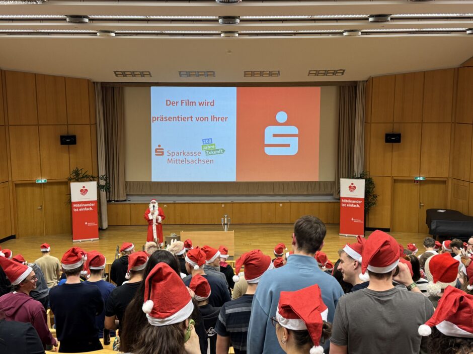 Zipfelmützen, Feuerzangenbowle und ein Überraschungsgast im Hörsaal: Das war die diesjährige Nikolausparty.